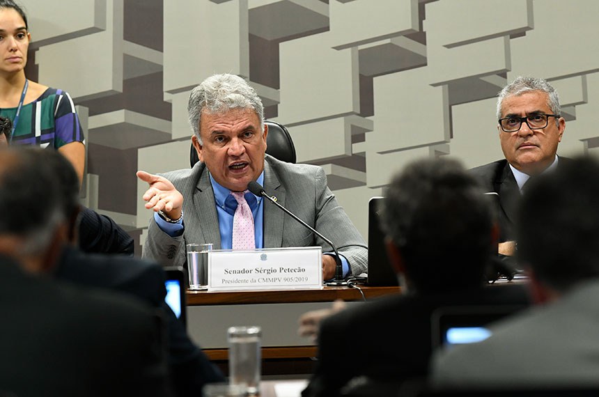 O senador Sérgio Petecão, presidente da comissão mista, e o relator da MP 905/2019, deputado Christino Aureo