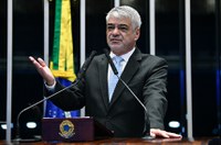 Humberto Costa afirma que Bolsonaro usou indevidamente rede de rádio e TV