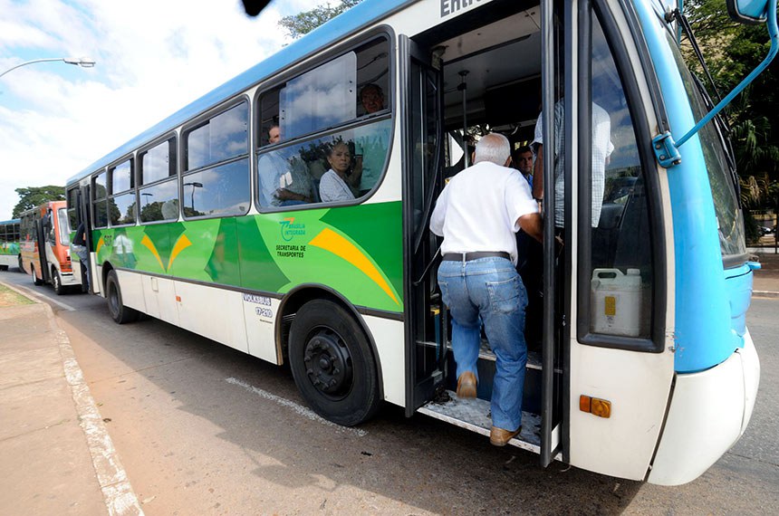 Idoso embarca em transporte coletivo em Brasília: pela proposta, para ter acesso gratuito, será precisa obter cartão eletrônico específico em postos autorizados
