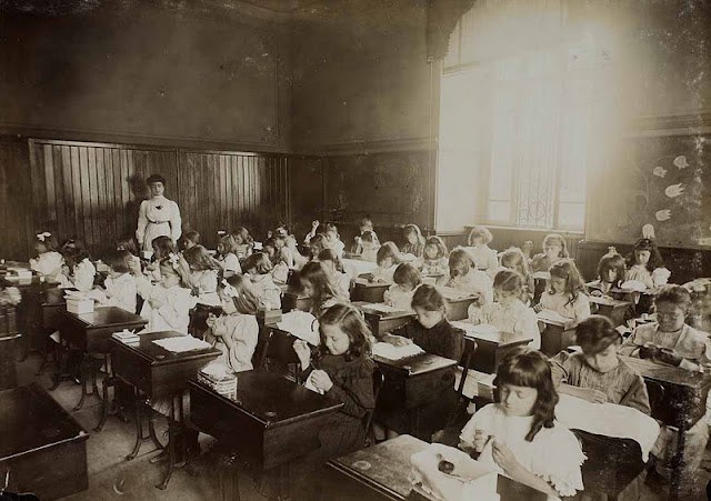 Meninas têm aula de costura na Escola Caetano de Campos, em São Paulo, no fim do século 19