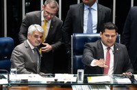 Senadores condenam apoio de Bolsonaro a manifestações em meio a coronavírus