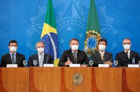 Presidente Jair Bolsonaro e ministros anunciam mais medidas de combate à covid-19