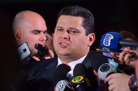 Após exame em hospital, Davi Alcolumbre permanece em sua casa