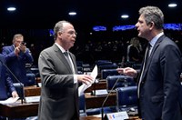 Após críticas do Congresso, MP que permitia suspender salários será alterada