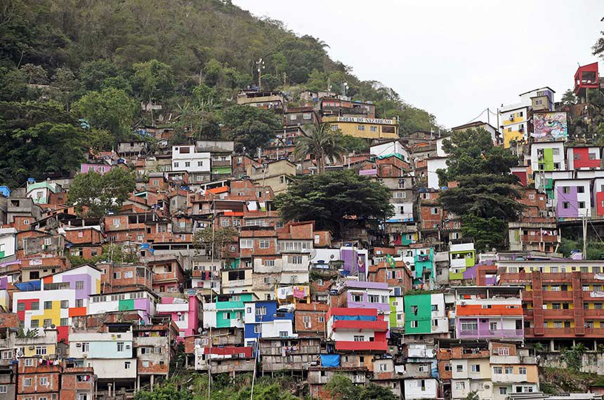Comunidade no Rio de Janeiro: propostas criam auxílios para famílias de baixa renda