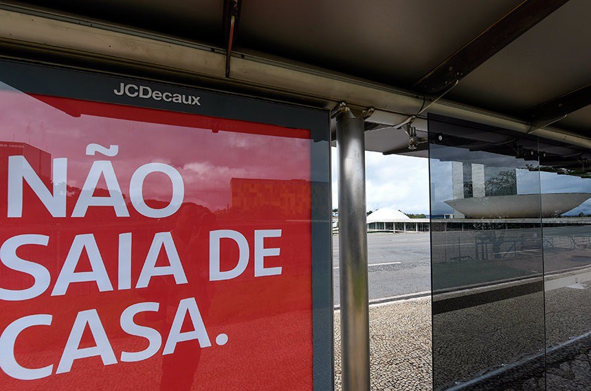 Aviso em para de ônibus de Brasília recomenda que pessoas fiquem em casa: via redes sociais, senadores fizeram eco a essa determinação das autoridades de saúde