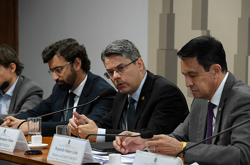 A MP 900/2019 sobre a criação de um fundo privado para gerir recursos de multas ambientais chegou a ter parecer favorável do senador Alessandro Vieira (ao microfone) aprovado na comissão mista