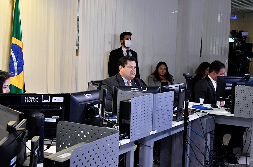 O presidente do Senado, Davi Alcolumbre, no comando de sessão deliberativa remota realizada em abril