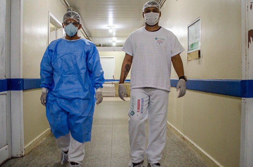 Profissionais de saúde com máscaras, luvas e outros equipamentos de proteção em hospital no Amapá
