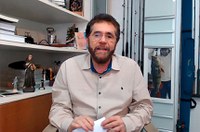 Plínio Valério elogia suspensão de cobrança de consignado de aposentados