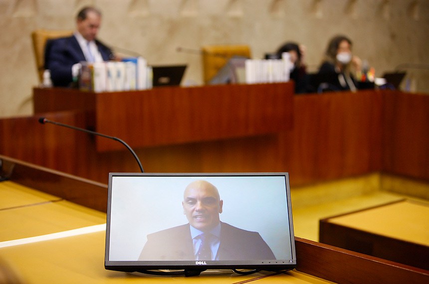 O ministro Alexandre de Moraes (na tela, durante sessão virtual do STF) é o relator da ação sobre o tema
