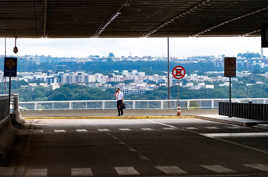 Visão de rua de Brasília após medidas para garantir distanciamento social no Distrito Federal