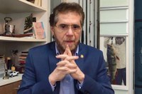 Plínio Valério propõe bandeiras a meio mastro até que país vença o coronavírus