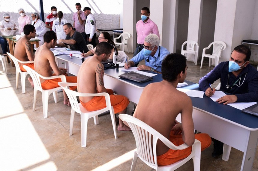 Detentos da Penitenciária Agrícola de Monte Cristo, em Roraima, recebem atendimento médico 