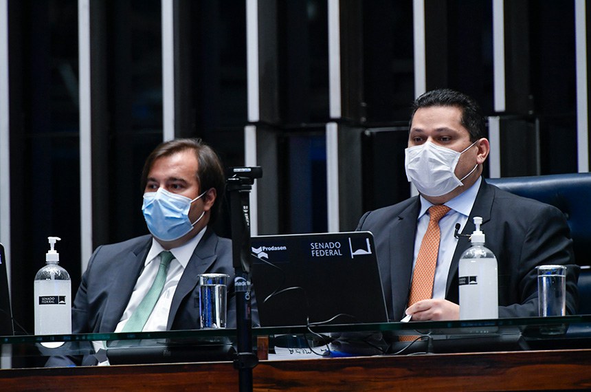 Os presidentes da Câmara, Rodrigo Maia, e do Senado, Davi Alcolumbre, durante a sessão de promulgação