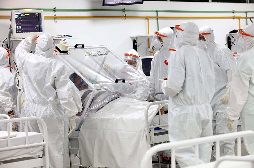 Paciente em tratamento de covid-19 no Hospital de Campanha de Manaus: senadores apontaram riscos enfrentados por enfermeiros durante a pandemia