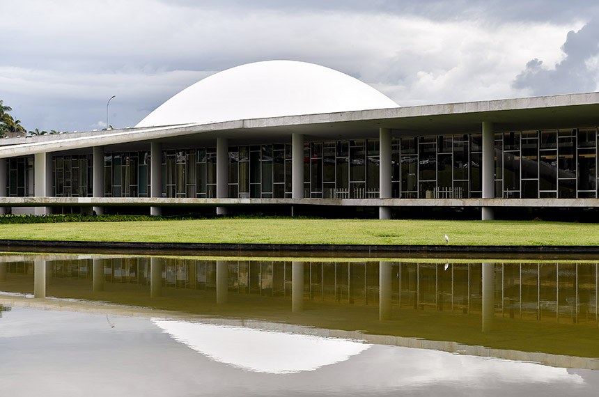 Fachada do Congresso Nacional, sede das duas Casas do Poder Legislativo brasileiro. Obra do arquiteto Oscar Niemeyer.   Cúpula do Senado Federal.  Foto: Geraldo Magela/Agência Senado