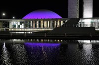 Senado é iluminado de roxo pelo Dia Mundial da Doença Inflamatória Intestinal