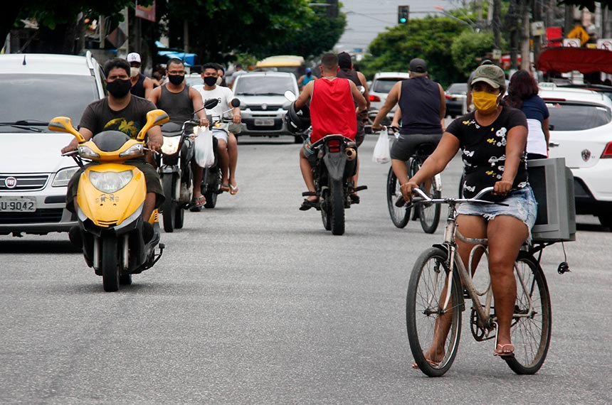 Pessoas vão às ruas com máscara em Belém: alguns estados e municípios já determinaram uso obrigatório