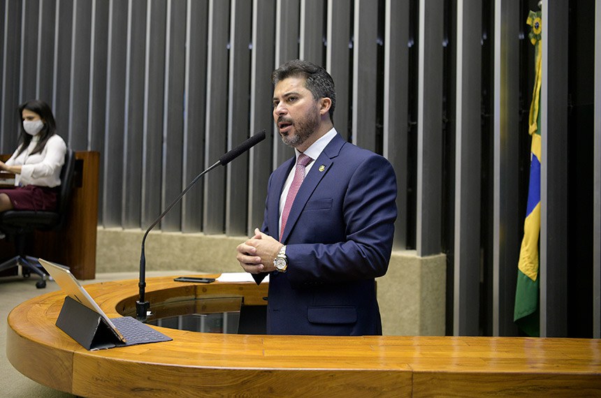 O relator do projeto que libera o endividamento do governo para pagar despesas correntes, senador Marcos Rogério, em discurso no Plenário da Câmara, na primeira parte da sessão do Congresso