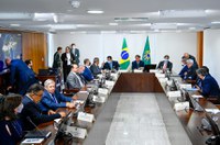 Para senadores, reunião no Planalto pode unir governantes contra a covid-19