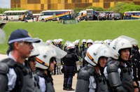 Lei abre espaço para reajuste de policiais e bombeiros do Distrito Federal