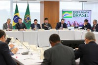 Senadores acionam Justiça por falas de Bolsonaro e ministros em reunião
