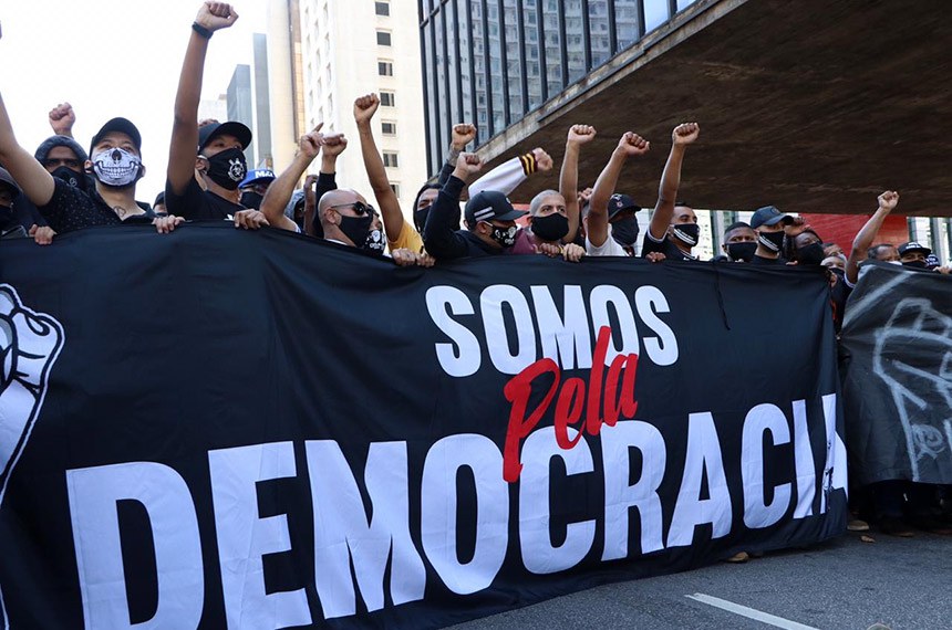 Manifestantes, membros de torcidas de clubes de futebol de São Paulo, foram à Avenida Paulista em defesa da democracia