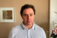 Veneziano celebra aprovação de texto que suspende reajuste nos preços de remédios