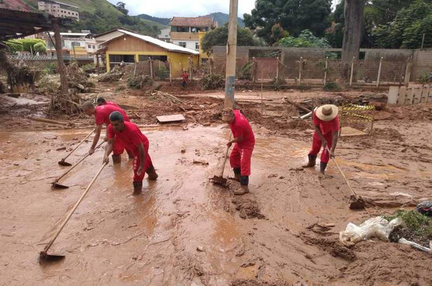 Força-tarefa retira lama de rua em Abre Campo (MG) no início do ano: chuvas deixaram desabrigados e afetaram a infraestrutura de Minas Gerais, Rio de Janeiro e Espírito Santo