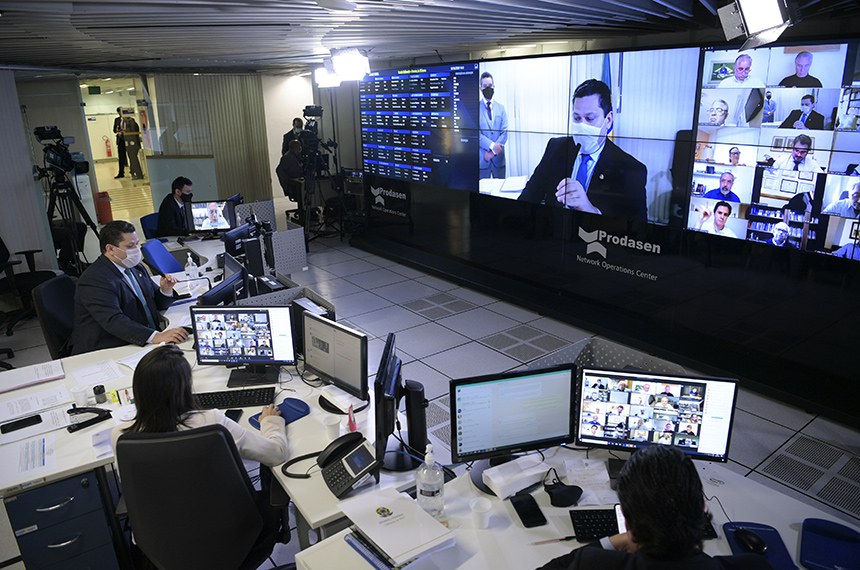 Sessão Deliberativa Remota (SDR) do Senado Federal realizada a partir da sala de controle da Secretaria de Tecnologia da Informação (Prodasen). Ordem do dia.   Na pauta o Projeto de Lei 1.328/2020, que suspende temporariamente o pagamento das prestações de crédito consignado em benefícios previdenciários enquanto durar a calamidade do coronavírus.  Presidente do Senado Federal, senador Davi Alcolumbre (DEM-AP), em pronunciamento.  Foto: Pedro França/Agência Senado