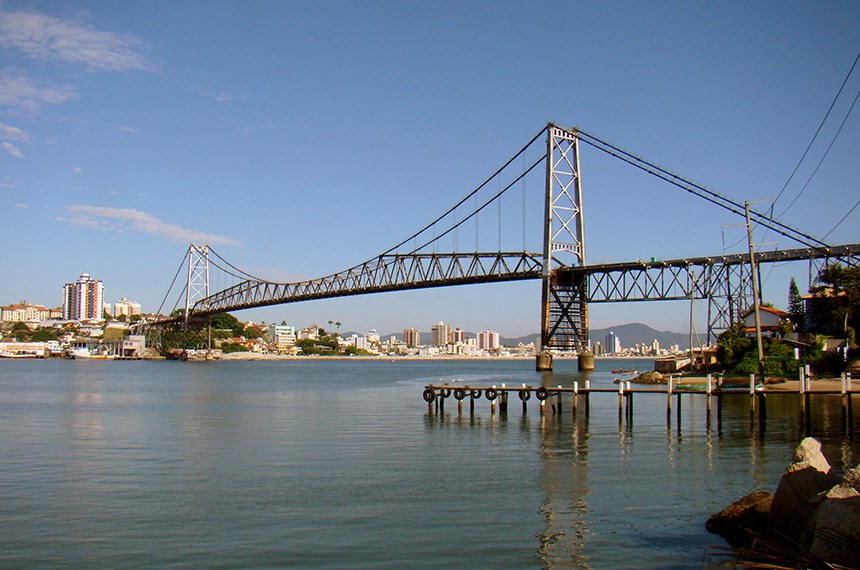 Ponte Hercílio Luz, em Florianópolis: o estudo afirma que Santa Catarina, além do Paraná e do Mato Grosso do Sul são os únicos estados que tendem a ficar no vermelho, mesmo com a ajuda federal  