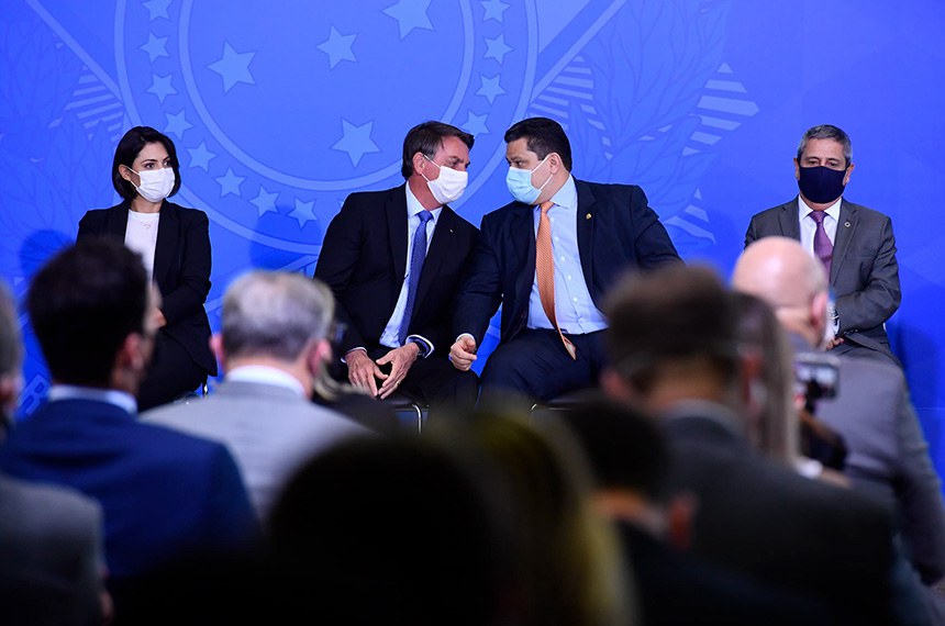 Palácio do Planalto - O presidente Jair Bolsonaro assina na tarde desta terça-feira (30) o decreto que prorroga, por mais dois meses, o auxílio emergencial de R$ 600, destinado aos trabalhadores informais, microempreendedores individuais, autônomos, desempregados e pessoas de baixa renda durante a pandemia da covid-19. A solenidade de prorrogação do programa é acompanhada pelos presidentes da Câmara dos Deputados, Rodrigo Maia, e do Senado Federal, Davi Alcolumbre. (E/D): presidente da Câmara dos Deputados, deputado Rodrigo Maia (DEM-RJ); presidente da República, Jair Bolsonaro; presidente do Senado, senador Davi Alcolumbre (DEM-AP). Foto: Marcos Brandão/Senado Federal