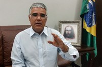 Girão pede união e respeito para país enfrentar pandemia e crise política
