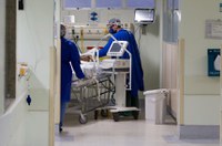 Projeto permite remuneração integral aos médicos afastados por covid-19