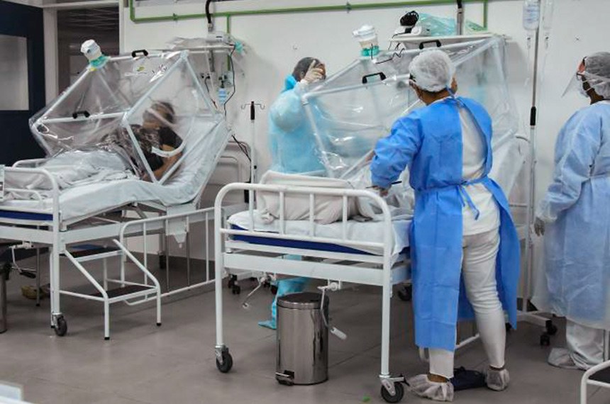 Médicos e profissionais de enfermagem atendem doentes de coronavírus em hospital de campanha em Manaus