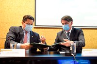 Com Bolsonaro, Davi assina portaria que garante energia elétrica ao Amapá