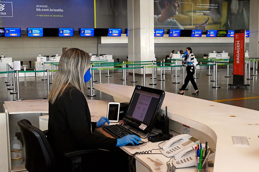 Saguão do aeroporto de Brasília esvaziado pelas restrições causadas pela pandemia de covid-19: setor aéreo terá acesso a crédito e proteção contra ações por danos movidas por consumidores