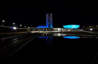 Congresso recebe iluminação azul em homenagem aos cardiologistas