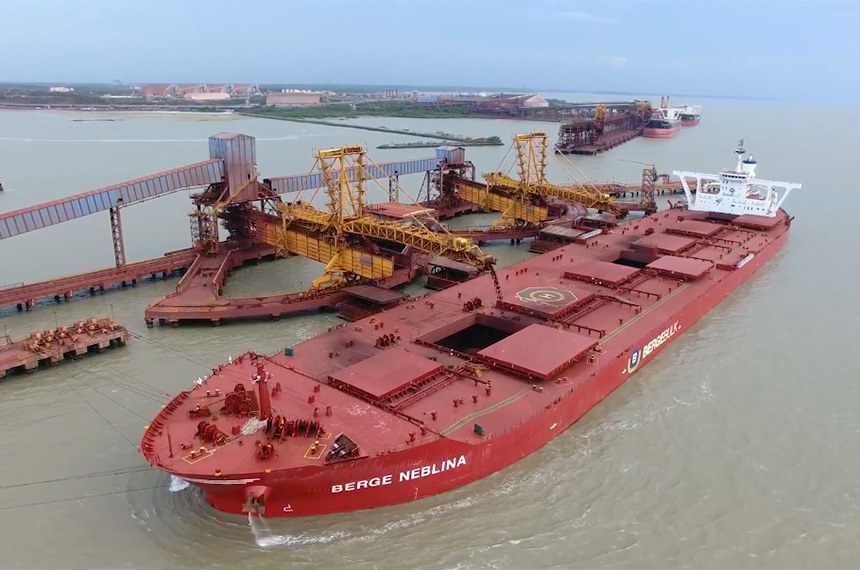 Navio recebe carga de minério de ferro para exportação em porto de São Luís: mineração é um dos setores beneficiados por desonerações fiscais previstas na medida provisória