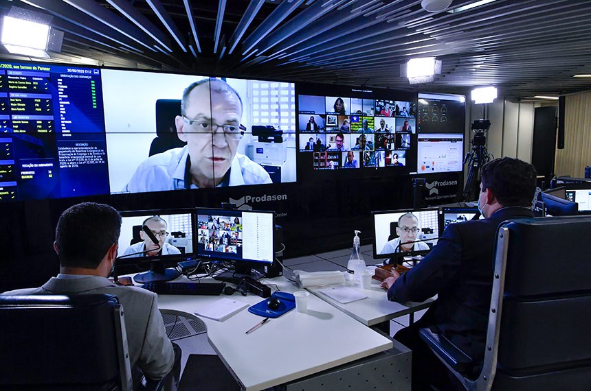 Plenário do Senado se reúne em sessão deliberativa remota (SDR) a partir da sala de controle da Secretaria de Tecnologia da Informação (Prodasen). Na Ordem do dia, a Medida Provisória (MP) 961/2020, que altera regras de licitações e contratos e ampliação do Regime Diferenciado de Contratações Públicas (RDC) durante o estado de calamidade pública; a MP 962/2020, que abre crédito extraordinário para os ministérios das Relações Exteriores e da Ciência, Tecnologia, Inovações e Comunicações; o Projeto de Lei (PL) 3.267/2019, que flexibiliza regras do Código de Trânsito Brasileiro (CTB) - Lei 9.503, de 1997); e ainda o PL 4.414/2020, que agiliza, em razão de pandemia ou calamidade pública, o acolhimento de crianças e adolescentes órfãos ou abandonados por família adotiva. Senador Fabiano Contarato (Rede-ES) em pronunciamento via videoconferência. Foto: Jefferson Rudy/Agência Senado