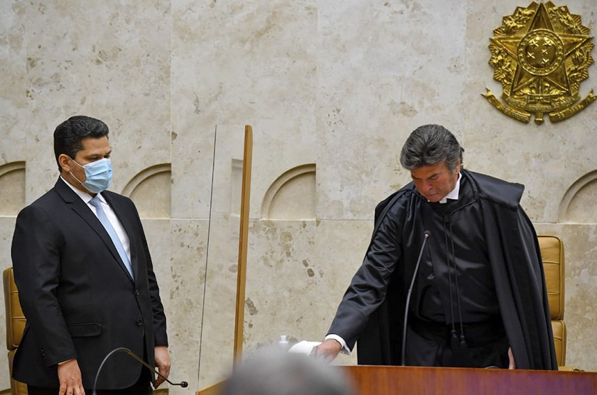 O presidente do Senado, Davi Alcolumbre, à esquerda, acompanha posse de Luiz Fux