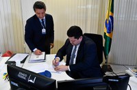 Davi promulga leis que liberam R$ 15,9 bilhões para combate a coronavírus