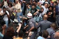 Projeto torna crime agressão a profissional de imprensa