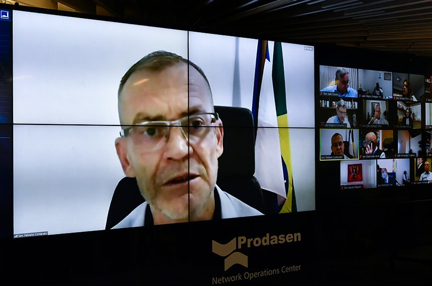 Plenário do Senado se reúne em sessão deliberativa remota (SDR) a partir da sala de controle da Secretaria de Tecnologia da Informação (Prodasen).   Na ordem do dia, mensagem de crédito suplementar, MSF 49/2020, que trata de crédito externo de US$ 37,8 milhões para o Espírito Santo; o PL 6.463/2019, que estabelece que identidade funcional de policial legislativo (Câmara e Senado) constitui prova de identidade; o PRS 52/2019, que dispõe sobre a campanha Junho Verde no Senado; o PL 3.229/2020, que autoriza o uso de recursos do Sistema Único de Assistência Social (Suas) para compra de álcool em gel e máscaras destinados à população em estado de vulnerabilidade durante a pandemia; e por fim o PL 3.289/2020, que autoriza o uso de recursos do Fundo Nacional para a Criança e o Adolescente para programas de acolhimento familiar ou institucional.  Senador Fabiano Contarato (Rede-ES) em pronunciamento via videoconferência.  Foto: Leopoldo Silva/Agência Senado