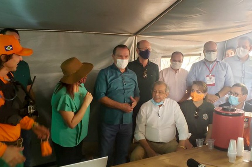 Senadores Wellington Fagundes (C) e Jayme Campos (camisa branca, sentado) ouvem lideranças locais