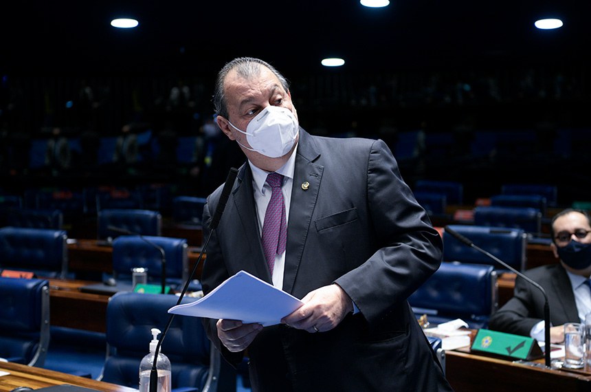 O relator, Omar Azis, na sessão que aprovou a MP