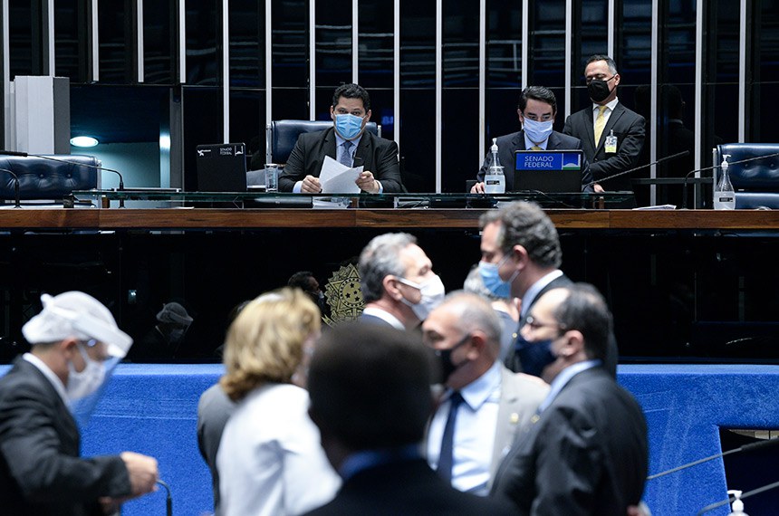 No Plenário do Senado, Davi comanda a sessão para a votação de autoridades e de uma MP