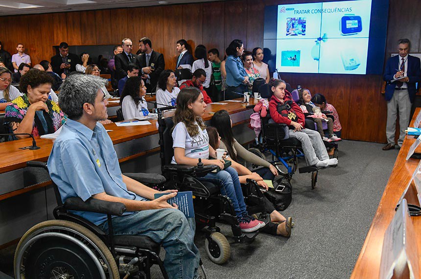 Pessoas com atrofia muscular espinhal participam de debate na Comissão de Direitos Humanos em 8 de agosto de 2018