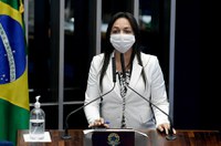 Eliziane quer sustar ato que excluiu Marina Silva de lista de personalidades negras